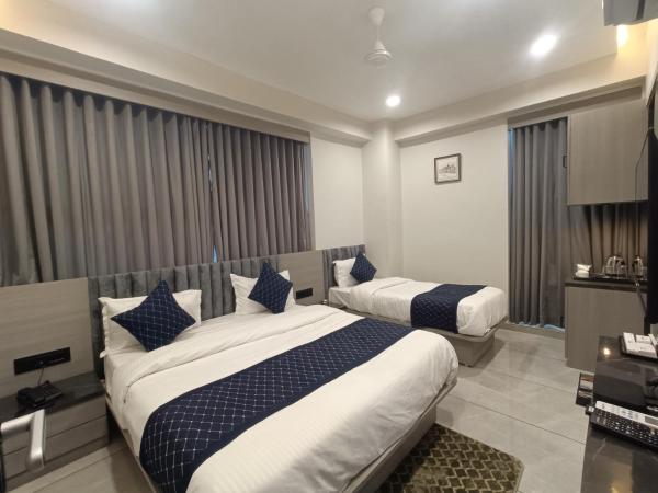 HOTEL ASIANA SKY Motera Ahmedabad : photo 4 de la chambre chambre triple avec salle de bains