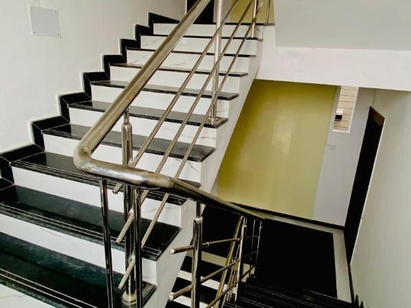 The Peacewood's Homes - Pune's Comfort - Hostel & PG : photo 7 de la chambre chambre lits jumeaux avec balcon