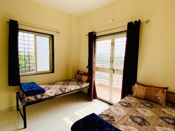The Peacewood's Homes - Pune's Comfort - Hostel & PG : photo 1 de la chambre chambre lits jumeaux avec balcon
