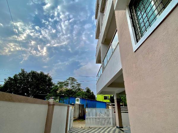 The Peacewood's Homes - Pune's Comfort - Hostel & PG : photo 8 de la chambre chambre lits jumeaux avec balcon