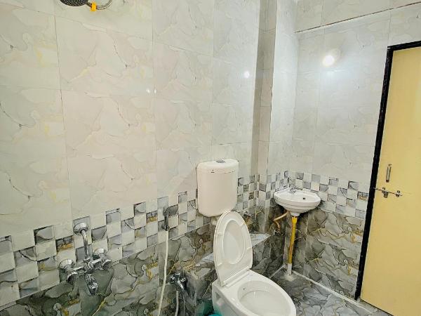 The Peacewood's Homes - Pune's Comfort - Hostel & PG : photo 6 de la chambre chambre lits jumeaux avec balcon