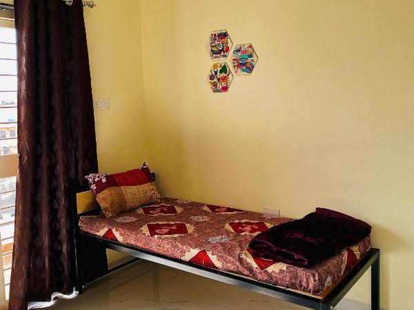 The Peacewood's Homes - Pune's Comfort - Hostel & PG : photo 3 de la chambre chambre lits jumeaux avec balcon