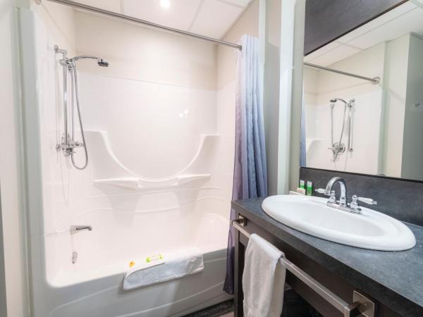 Grand Times Hotel - Aeroport de Quebec : photo 1 de la chambre chambre lit queen-size confort