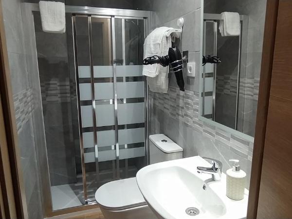 Hostal Happystay : photo 9 de la chambre chambre double avec salle de bains privative