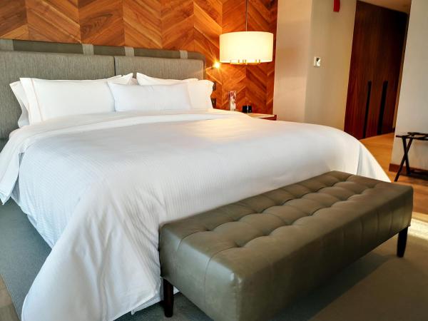 The Westin Monterrey Valle : photo 3 de la chambre suite lit king-size présidentielle avec accès au salon concierge