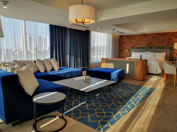 The Westin Monterrey Valle : photo 2 de la chambre suite lit king-size présidentielle avec accès au salon concierge