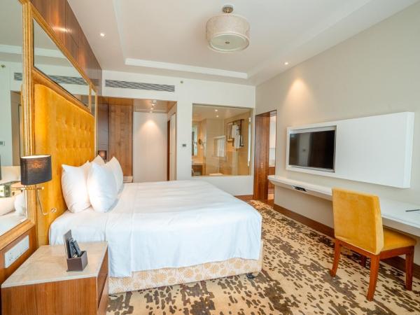 Radisson Blu Pune Hinjawadi : photo 6 de la chambre one-bedroom suite with complimentary 4 pcs for ironing per stay , 20% discount on food and soft beverage and access to business lounge