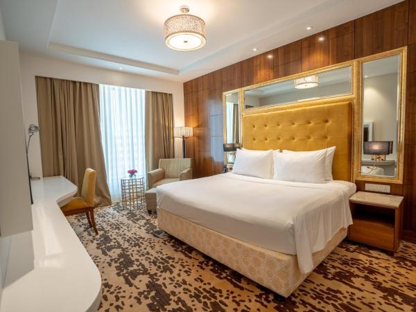 Radisson Blu Pune Hinjawadi : photo 7 de la chambre one-bedroom suite with complimentary 4 pcs for ironing per stay , 20% discount on food and soft beverage and access to business lounge
