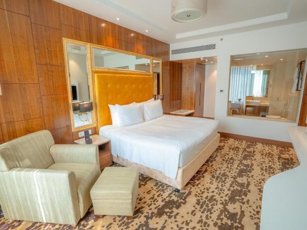 Radisson Blu Pune Hinjawadi : photo 9 de la chambre one-bedroom suite with complimentary 4 pcs for ironing per stay , 20% discount on food and soft beverage and access to business lounge