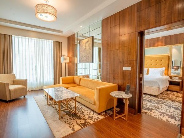 Radisson Blu Pune Hinjawadi : photo 10 de la chambre one-bedroom suite with complimentary 4 pcs for ironing per stay , 20% discount on food and soft beverage and access to business lounge