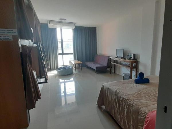 HOMEY-Don Mueang Airport Hostel : photo 2 de la chambre chambre familiale avec salle de bains commune