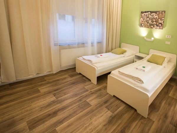 NEU: Zentral gelegene, stilvoll eingerichtete Zimmer mit eigener Teeküche : photo 3 de la chambre chambre double ou lits jumeaux