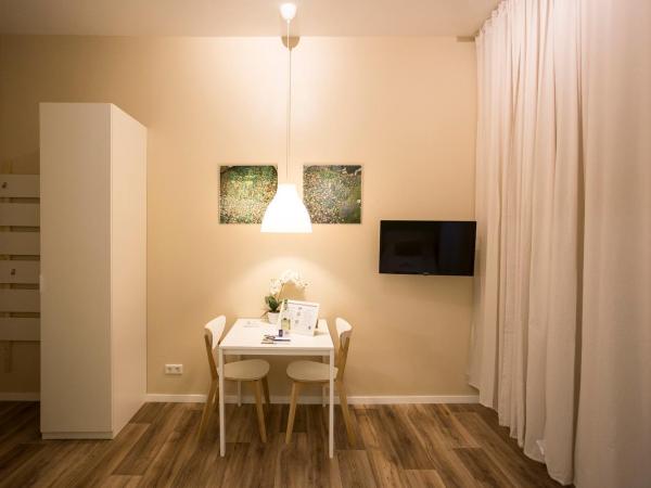 NEU: Zentral gelegene, stilvoll eingerichtete Zimmer mit eigener Teeküche : photo 4 de la chambre chambre double ou lits jumeaux