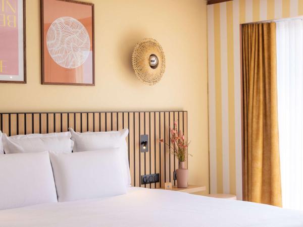 Mercure Nice Centre Notre Dame : photo 8 de la chambre suite junior avec lit king-size et terrasse 