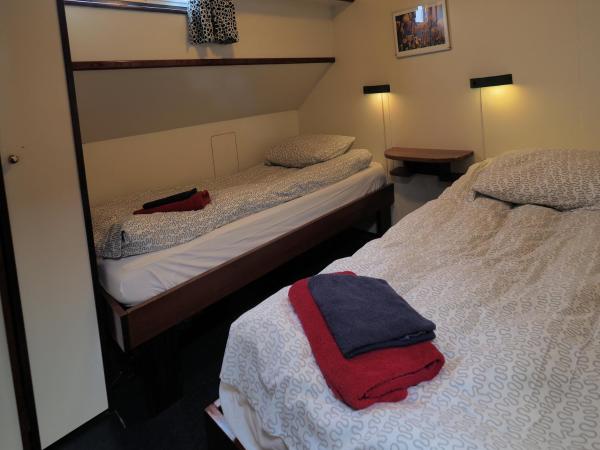 hotelboat Sarah Groningen : photo 1 de la chambre chambre lits jumeaux