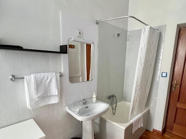 Hostal Conde De Alba : photo 3 de la chambre chambre simple avec salle de bains commune