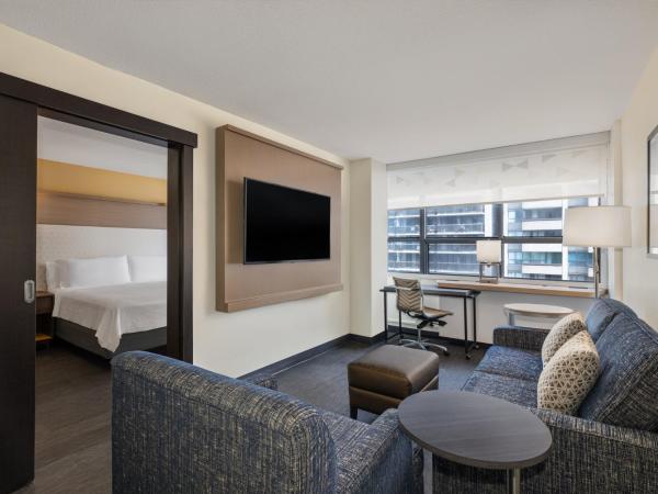 Holiday Inn Toronto Downtown Centre, an IHG Hotel : photo 9 de la chambre suite lit king-size - vue sur ville