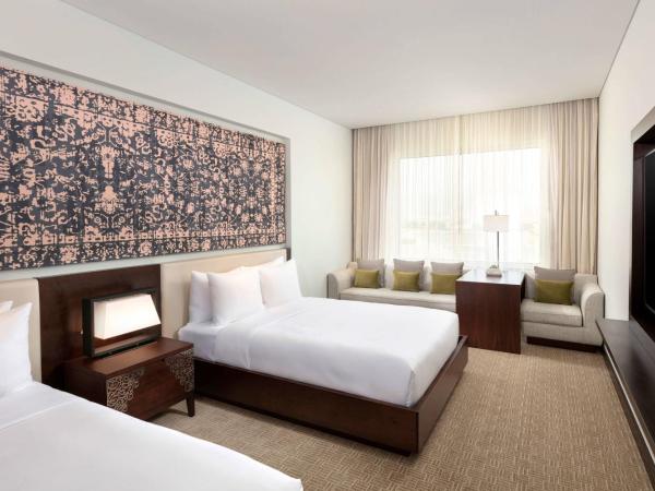 JW Marriott Hotel Muscat : photo 2 de la chambre chambre exécutive avec 2 lits doubles et accès au salon 24h/24