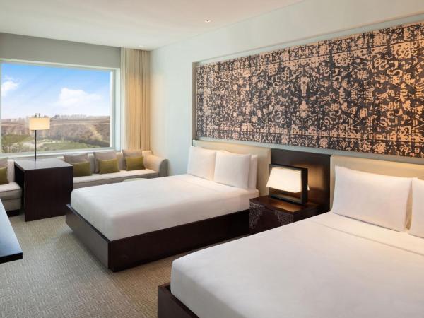 JW Marriott Hotel Muscat : photo 3 de la chambre chambre exécutive avec 2 lits doubles et accès au salon 24h/24