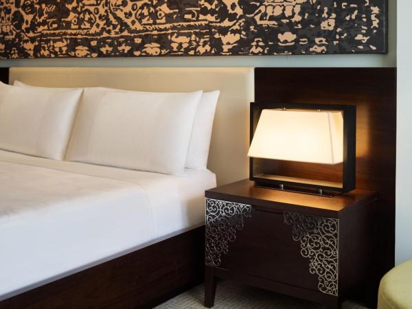 JW Marriott Hotel Muscat : photo 4 de la chambre chambre exécutive avec 2 lits doubles et accès au salon 24h/24