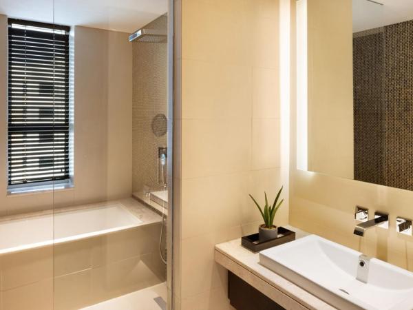 JW Marriott Hotel Muscat : photo 5 de la chambre chambre exécutive avec 2 lits doubles et accès au salon 24h/24