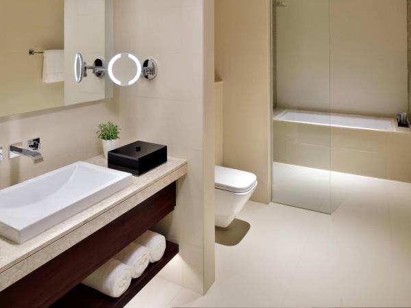 JW Marriott Hotel Muscat : photo 6 de la chambre chambre exécutive avec 2 lits doubles et accès au salon 24h/24