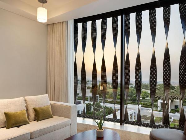 JW Marriott Hotel Muscat : photo 6 de la chambre suite junior avec accès au salon 24h/24