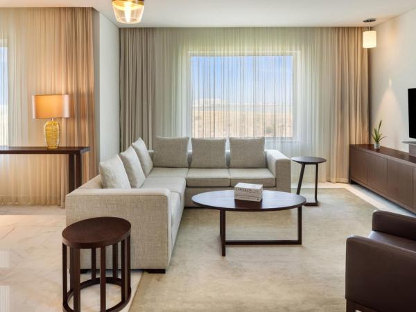 JW Marriott Hotel Muscat : photo 4 de la chambre suite luban avec accès au salon 24h/24