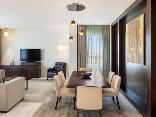 JW Marriott Hotel Muscat : photo 5 de la chambre suite luban avec accès au salon 24h/24