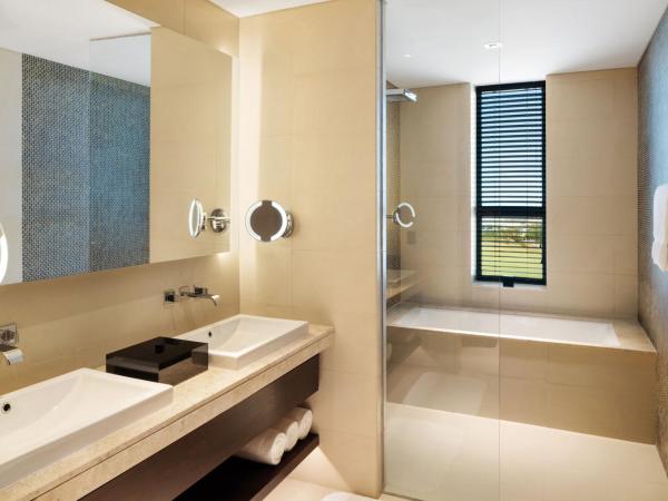 JW Marriott Hotel Muscat : photo 8 de la chambre suite luban avec accès au salon 24h/24