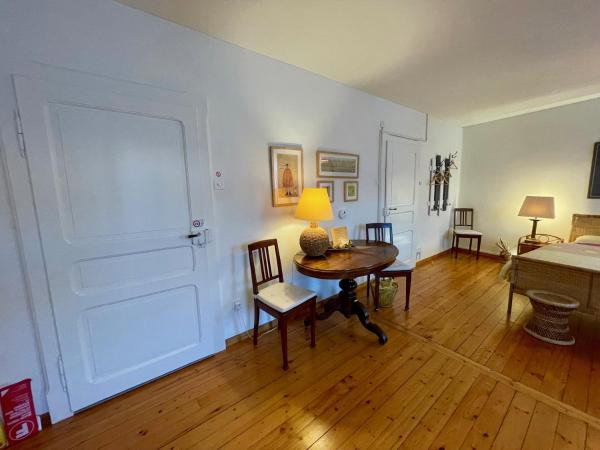 1912 - Wooden Room - old town : photo 5 de la chambre chambre double avec salle de bains privative