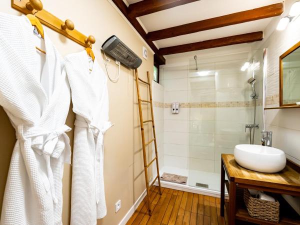 Studio romantique jacuzzi ou spa balneo privatif et jardin Au temps des cerises La Ciotat : photo 7 de la chambre suite avec jacuzzi