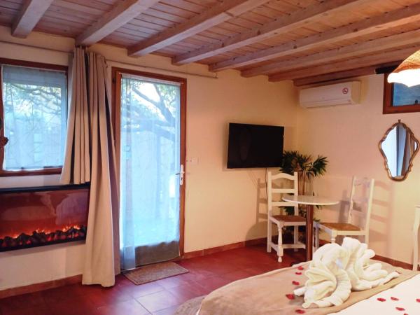 Studio romantique jacuzzi ou spa balneo privatif et jardin Au temps des cerises La Ciotat : photo 6 de la chambre suite avec jacuzzi