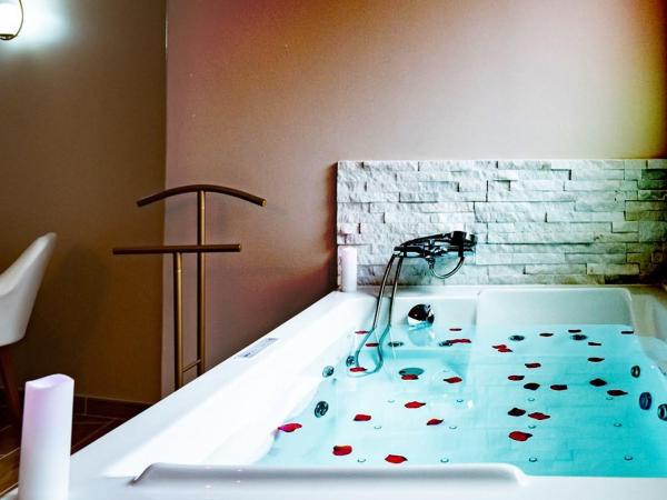 Studio romantique jacuzzi ou spa balneo privatif et jardin Au temps des cerises La Ciotat : photo 1 de la chambre studio avec baignoire spa