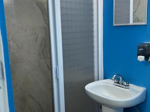 Estancia María Bonita Morelia : photo 9 de la chambre chambre triple avec salle de bains privative