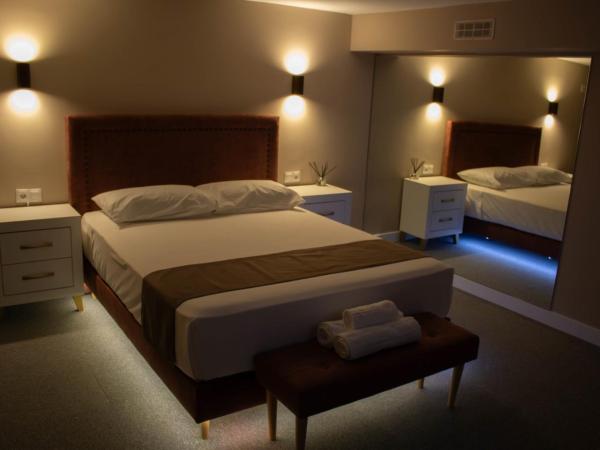 Rooms Luxury Madrid : photo 4 de la chambre chambre double avec salle de bains privative