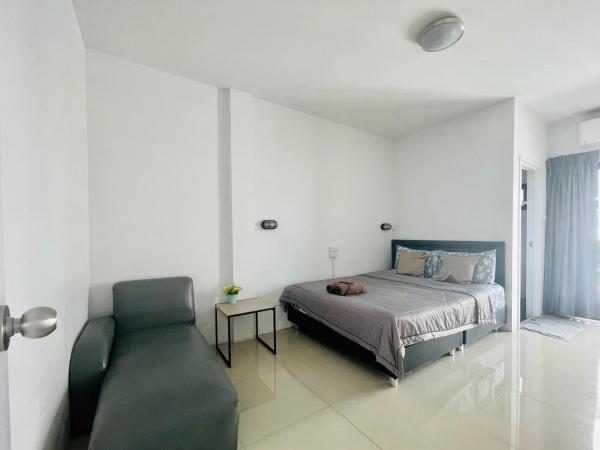 HOMEY-Don Mueang Airport Hostel : photo 2 de la chambre chambre lit queen-size avec salle de bains privative 