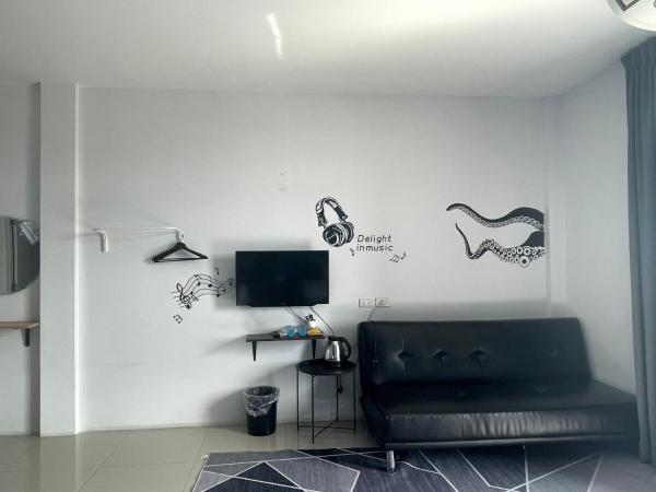 HOMEY-Don Mueang Airport Hostel : photo 8 de la chambre chambre triple avec balcon