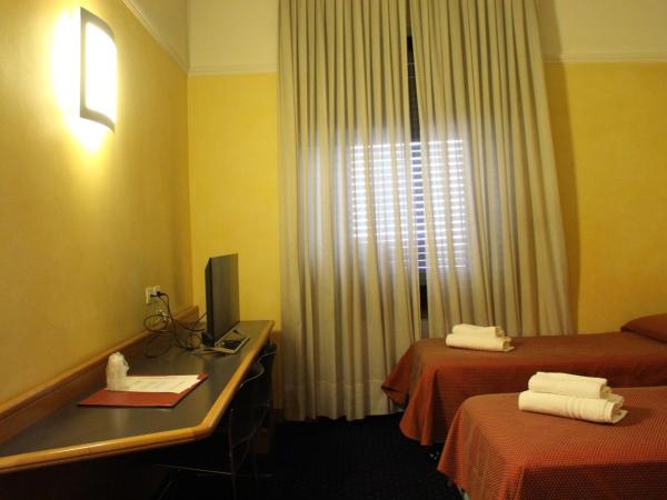 Club Hotel : photo 2 de la chambre chambre triple