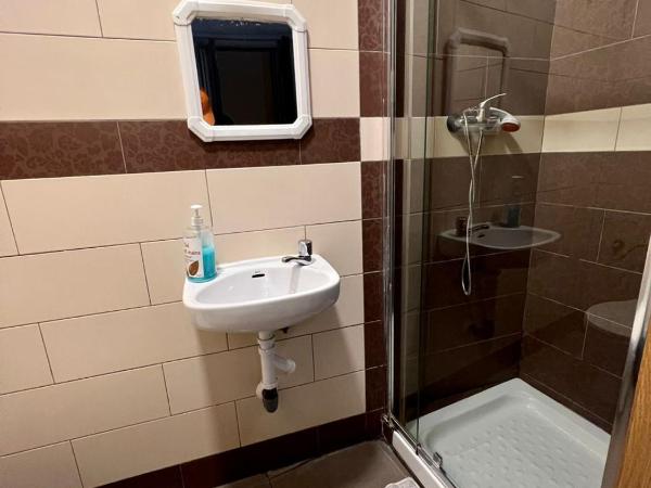 Hostal Milan : photo 6 de la chambre chambre familiale avec salle de bains