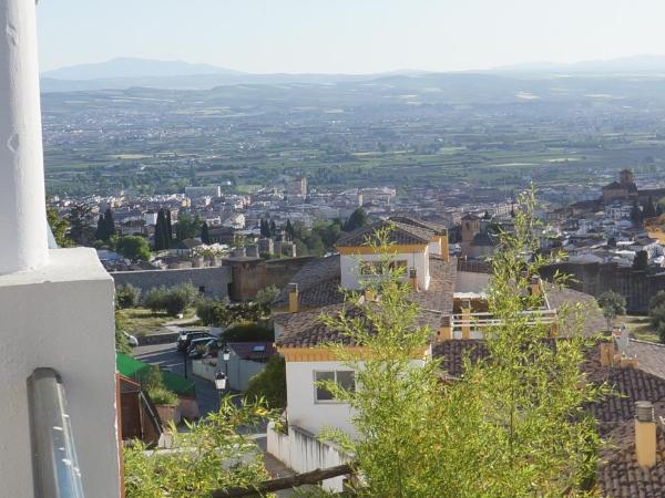 Cute and relaxing bed and breakfast en Albayzín : photo 10 de la chambre chambre lit queen-size avec balcon