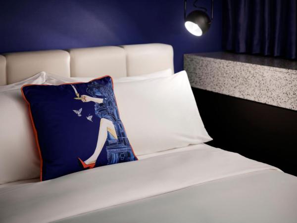 W Toronto : photo 7 de la chambre chambre lit king-size merveilleux - vue sur cour