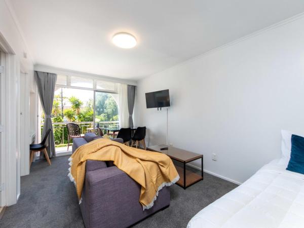 Aarangi Motel : photo 2 de la chambre chambre lit queen-size avec balcon