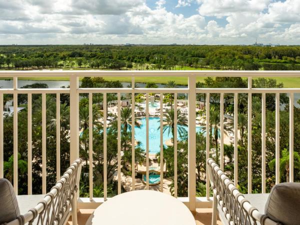 The Ritz-Carlton Orlando, Grande Lakes : photo 7 de la chambre executive suite 1 king bed, lakefront view, pool view