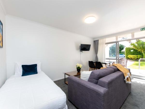 Aarangi Motel : photo 1 de la chambre chambre lit king-size - vue sur jardin