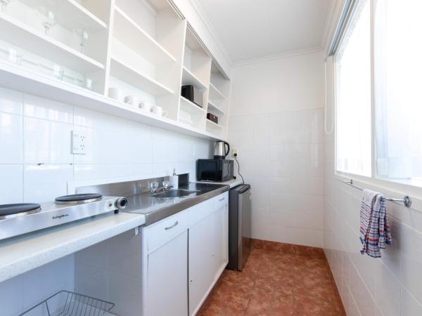 Aarangi Motel : photo 2 de la chambre chambre lit king-size - vue sur jardin