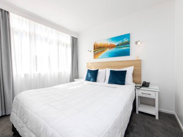 Aarangi Motel : photo 3 de la chambre chambre lit king-size - vue sur jardin