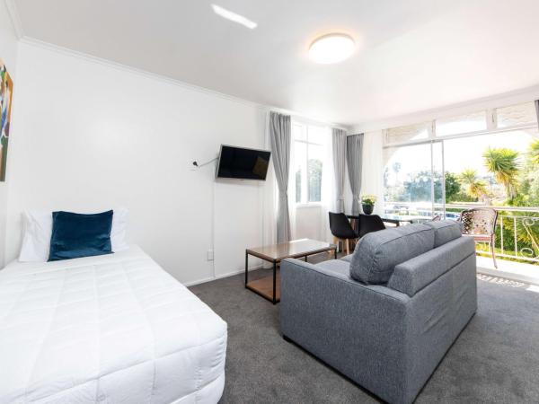 Aarangi Motel : photo 2 de la chambre chambre lit queen-size avec balcon