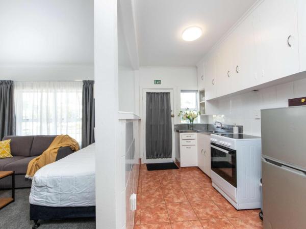 Aarangi Motel : photo 1 de la chambre chambre familiale avec salle de bains privative