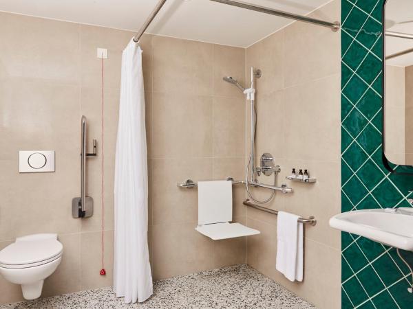 Hotel Indigo Berlin - East Side Gallery : photo 1 de la chambre chambre lit queen-size standard - accessible aux personnes à mobilité réduite